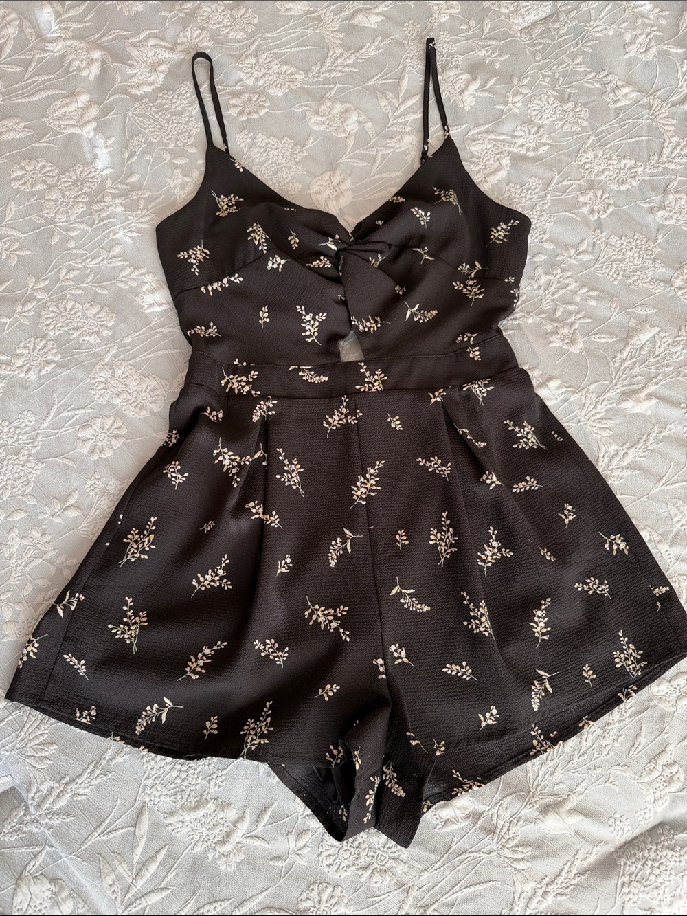 Iris front twist black/floral romper